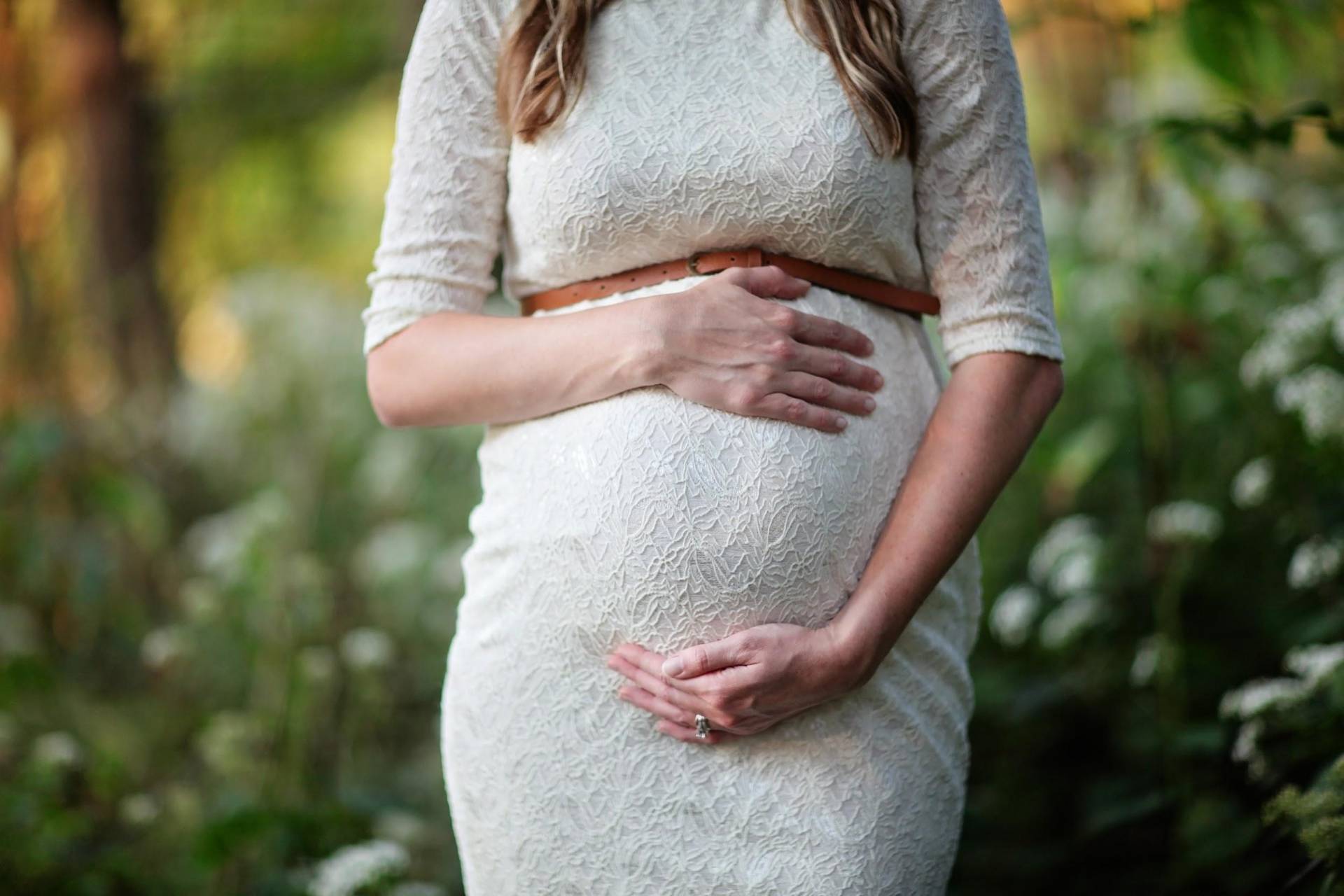 Midwives and Living - Glow and Grow: Stylish Maternity Wardrobe Ideas for Every Trimester